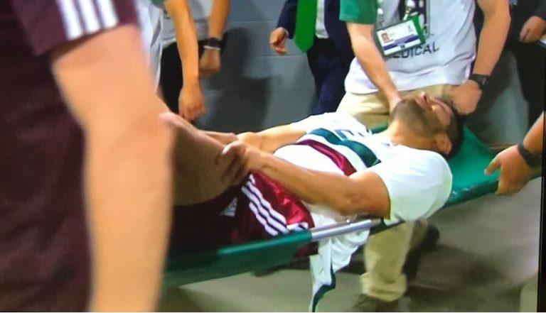 Imagen: Trasladan a Néstor Araujo a hospital por lesión en la rodilla