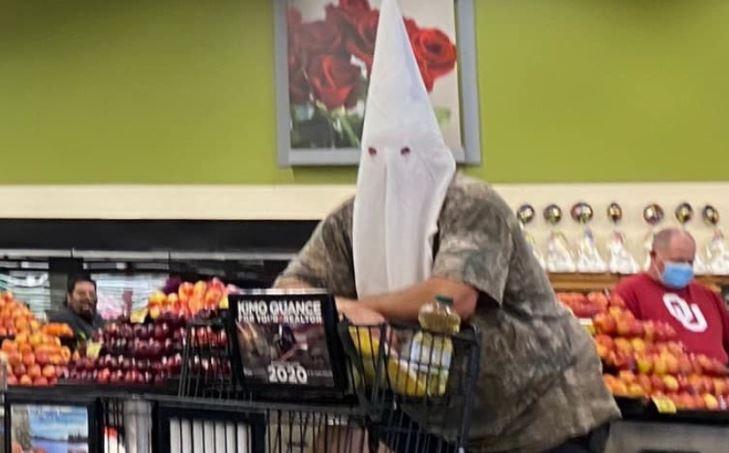 Imagen: Investigan a hombre que  usó una capucha del KKK