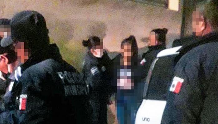 Imagen: Auxilia policía a una mujer que esperaba a sujeto que conoció en redes, en Huejutla