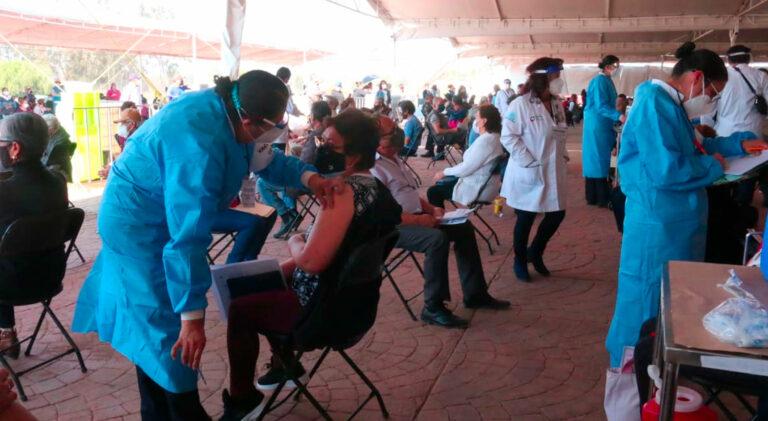 Imagen: Avance constante en el primer día de vacunación en Tulancingo