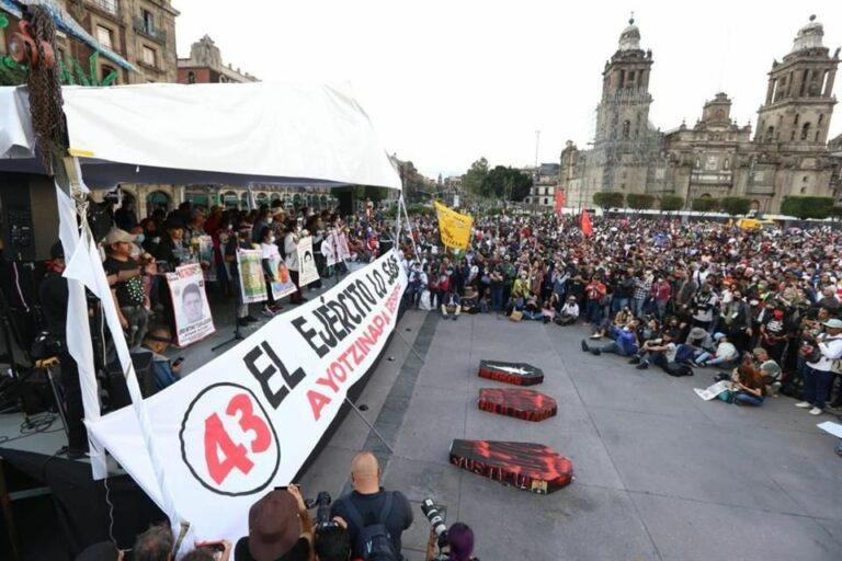Imagen: Familias de normalistas de Ayotzinapa hará plantón frente a Palacio Nacional