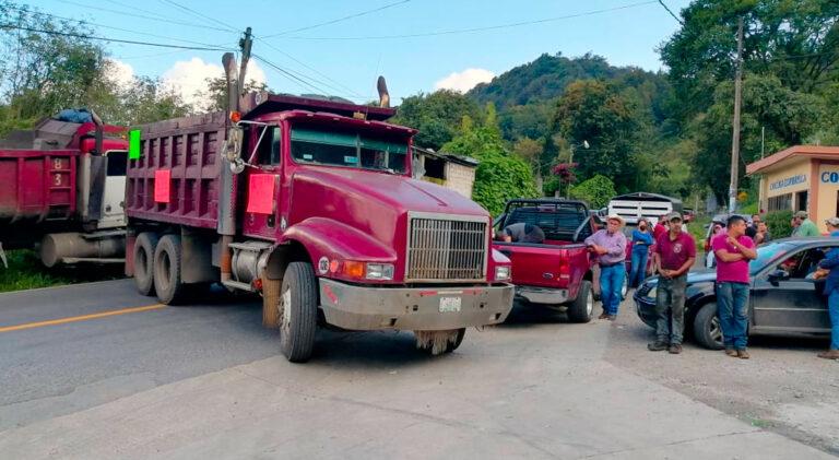 Imagen: Transportistas de la minera Autlán bloquean la Pachuca-Huejutla