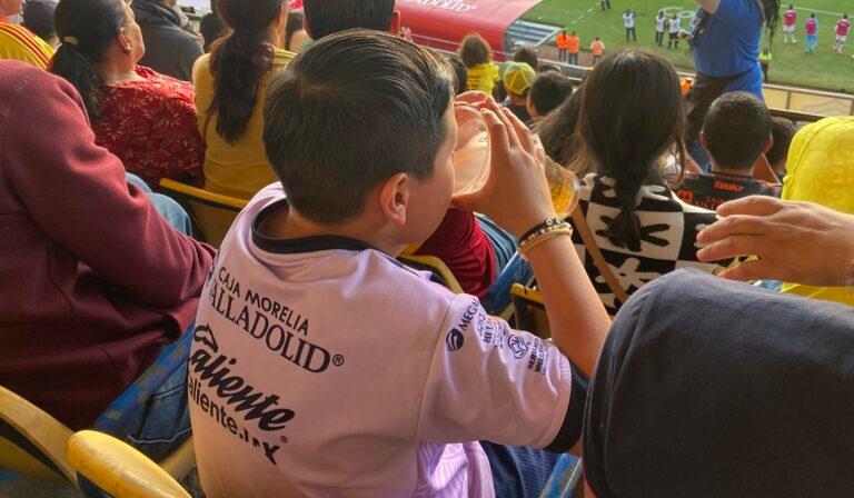 Imagen: Niño bebiendo cerveza en estadio causa controversia en redes