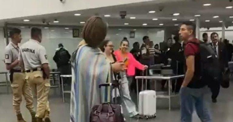 Imagen: Xóchitl Gálvez se coló en una fila del aeropuerto y recibe rechifla