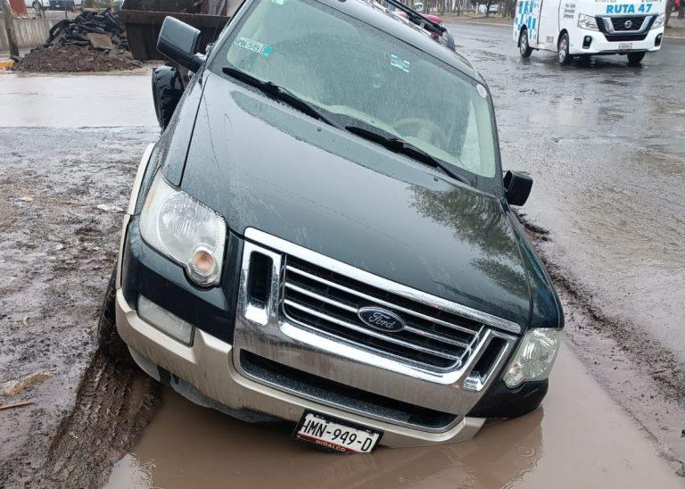 Imagen: Camioneta cayó a una canaleta cerca del Cereso de Pachuca