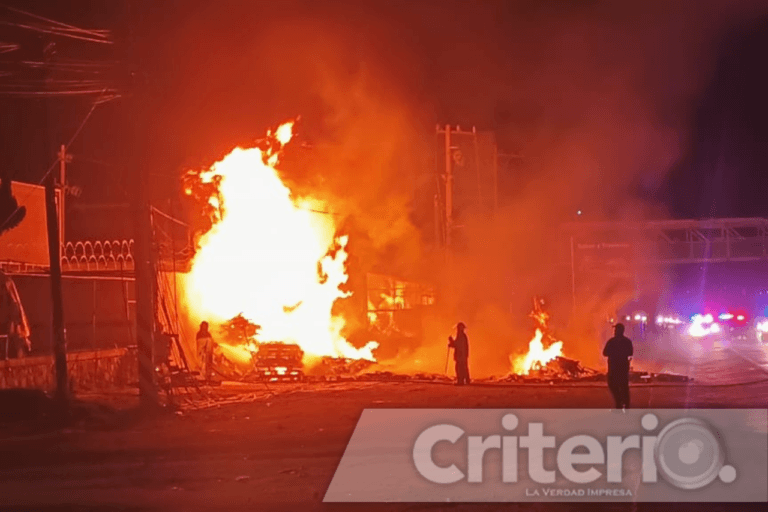 Imagen: Incendio en establecimiento de tarimas en Pachuca
