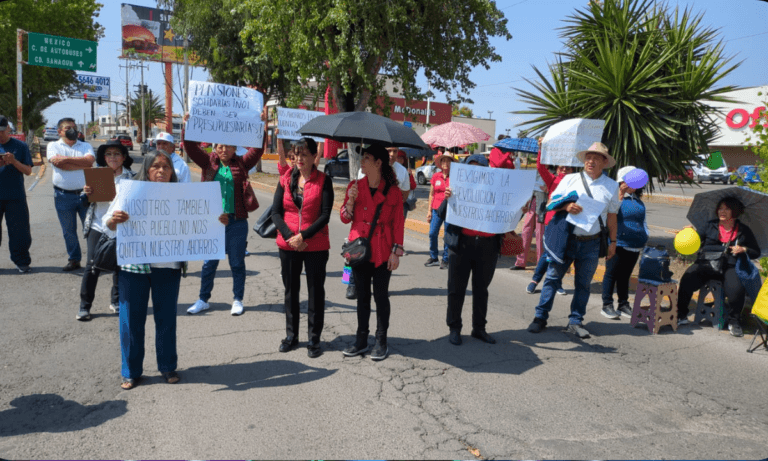 Imagen: Pensionados se manifiestan en el bulevar Everardo Márquez de Pachuca