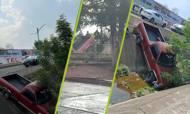 Imagen: Cae camioneta al dren San Basilio, sus ocupantes resultan ilesos