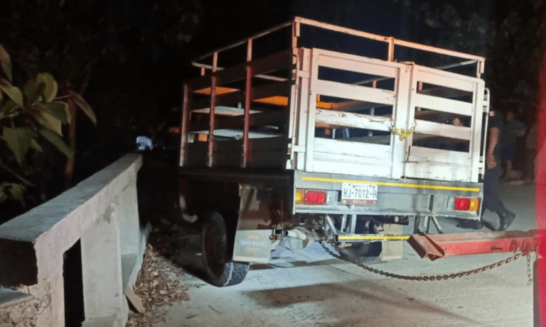 Imagen: Camioneta choca contra puente de San Antonio, en Huejutla
