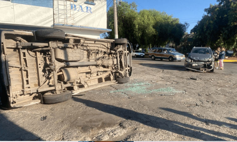 Imagen: Accidente entre combi y auto deja lesionados, en colonia Santa Julia de Pachuca