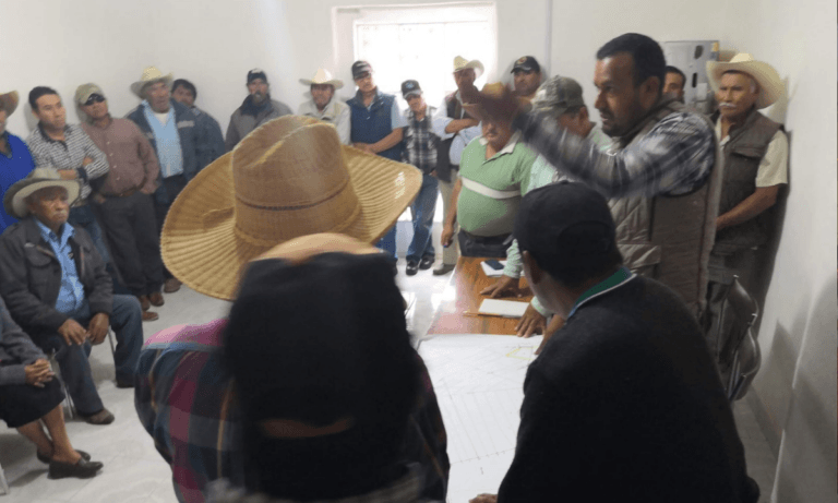 Imagen: Se manifiestan en alcaldía de Atotonilco; exigen terminación de obra