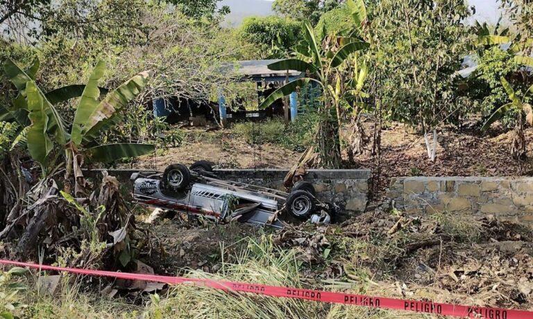 Imagen: Accidente en Atlapexco: volcadura de camioneta deja un muerto