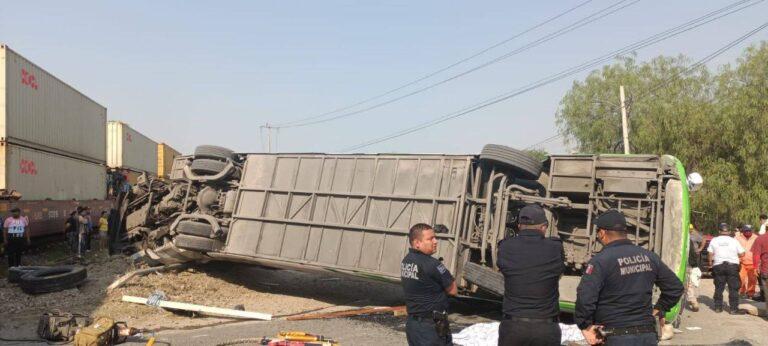 Imagen: Muere una persona por choque entre tren y autobús, en Atitalaquia
