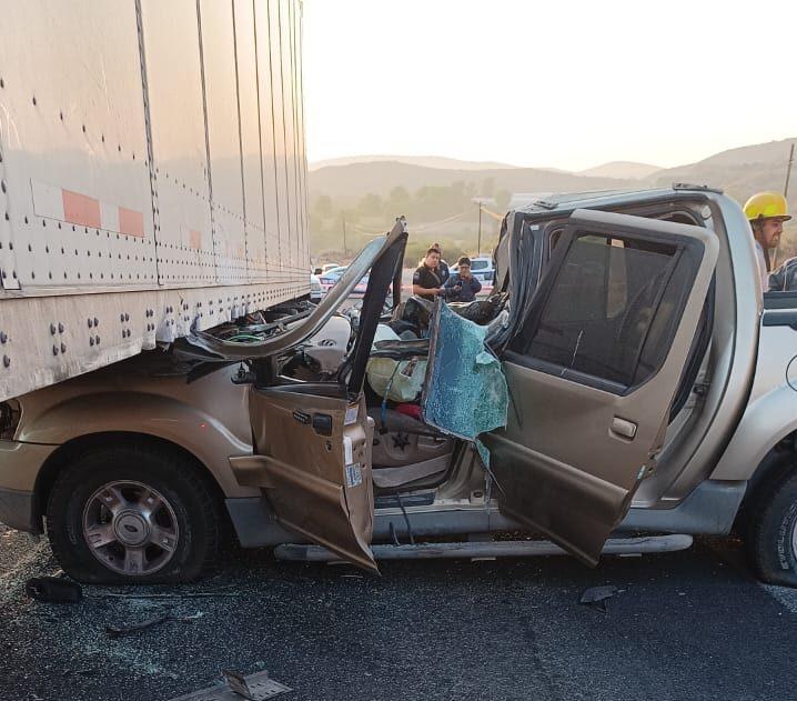 Imagen: Camioneta impacta contra tráiler en Chilcuautla, hay una mujer sin vida
