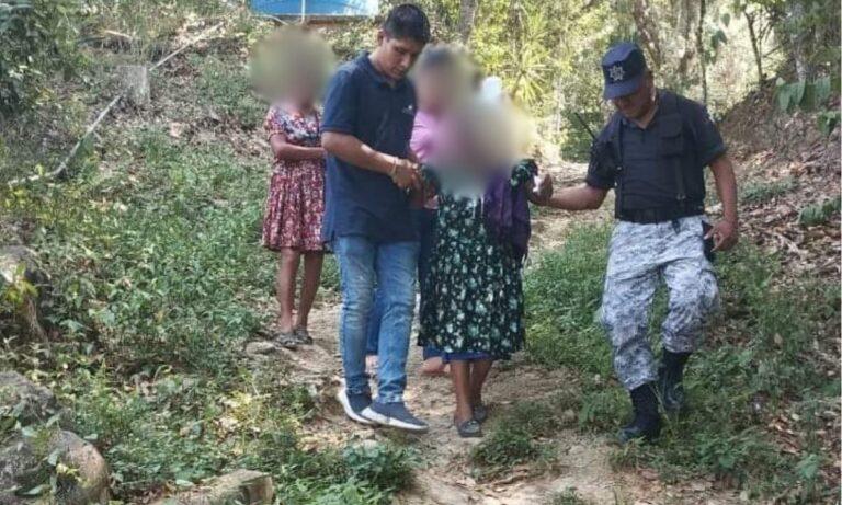 Imagen: Hallan a mujer de la tercera edad, desmayada por deshidratación, en Xochiatipan