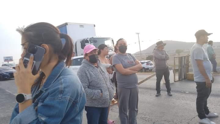 Bloquean la autopista México-Pachuca; exigen obras de alcantarillado y drenaje