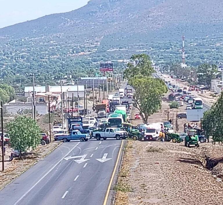 Imagen: Bloquean con tractores vías en el Valle del Mezquital
