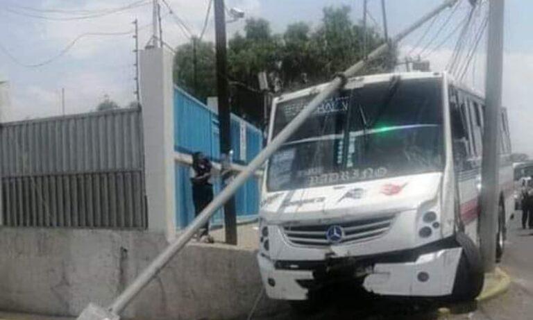 Imagen: Autobús de la línea México-Tizayuca choca contra poste en Tecámac; deja dos heridos
