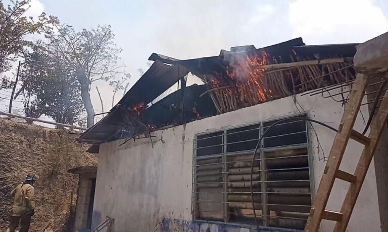 Imagen: Incendio en Huejutla consume vivienda en la colonia Rojo Lujo
