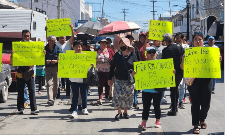 Imagen: Manifestación en Tlaxcoapan: comerciantes rechazan llegada de tienda china