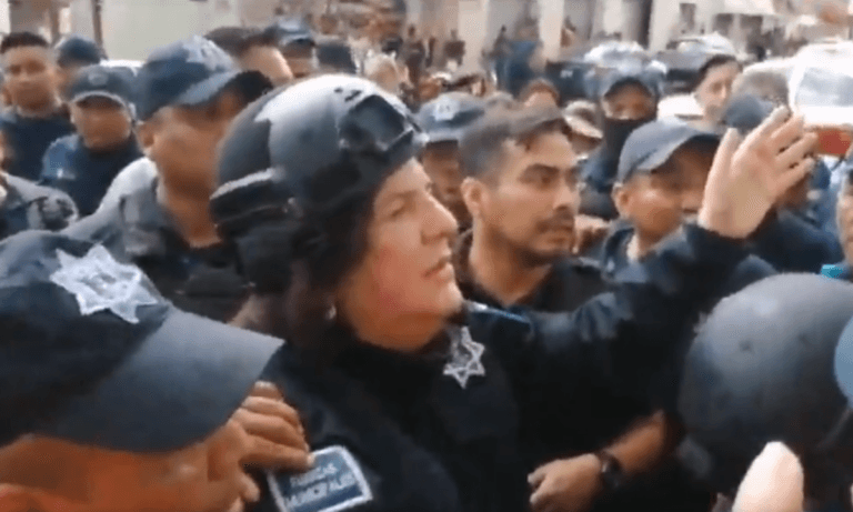 Imagen: Alcaldesa de San Andrés Tuxtla, Veracruz, se disfraza de policía para evadir a ciudadanos