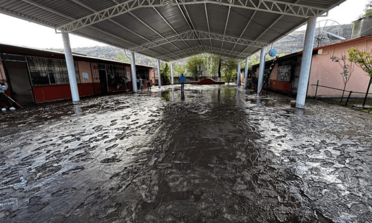 Imagen: Inundada telesecundaria de Tepeji; realizaron limpieza