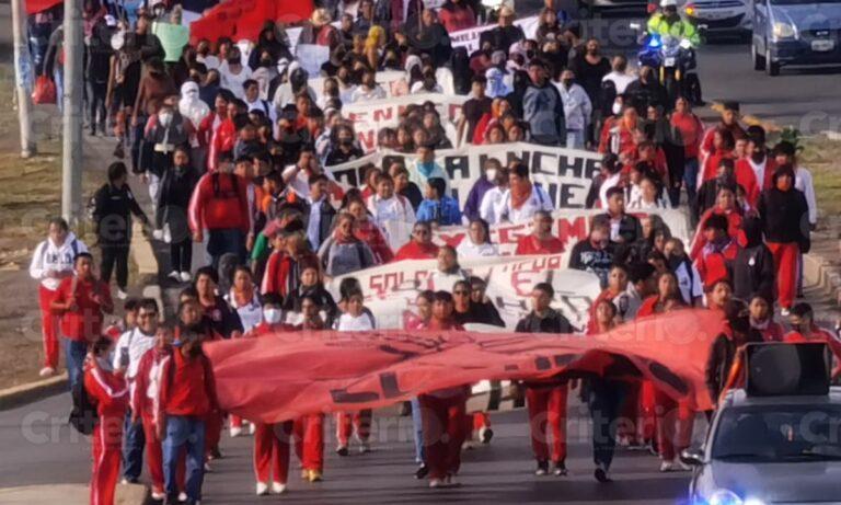Imagen: Estudiantes del Mexe bloquean Felipe Ángeles en Pachuca