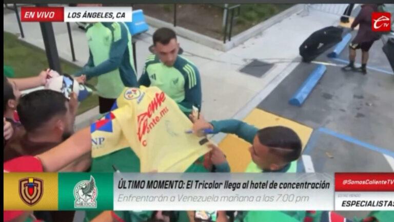 Imagen: Captan a Erick Sánchez firmando playera del América
