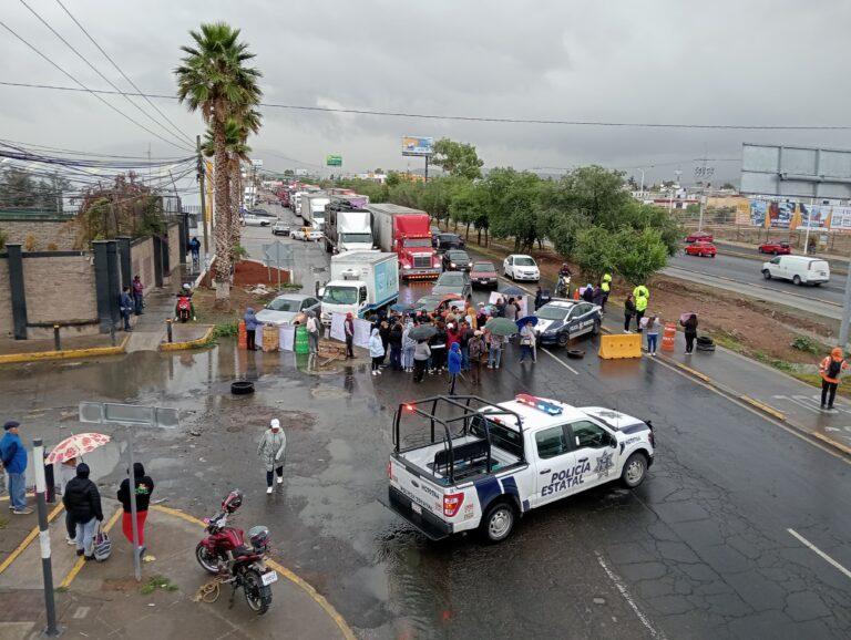 Imagen: Vecinos bloquean la México-Pachuca; denuncian invasión de predio