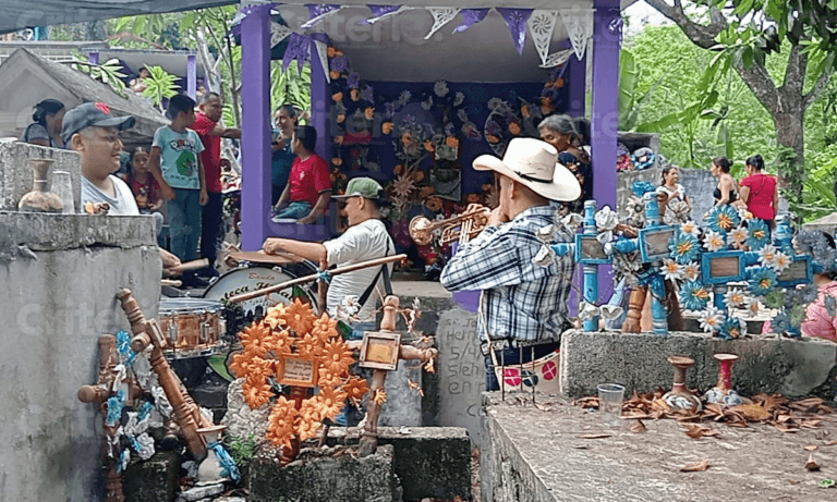 Imagen: Tradición viva en Jaltocán: Ofrendas y música en honor a San Juan Bautista llenan el panteón