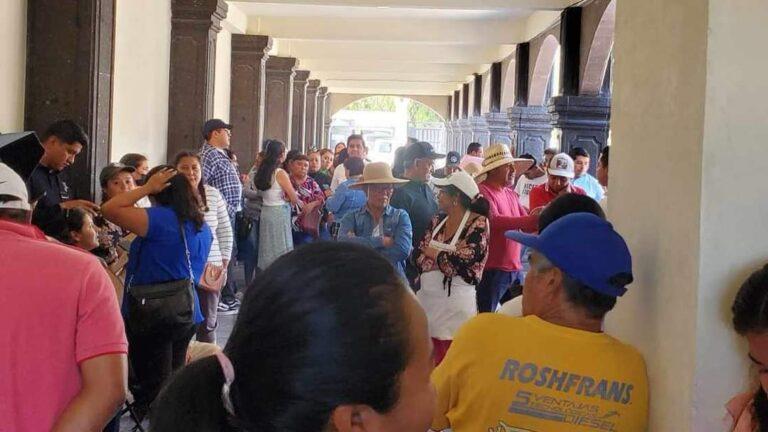 Comité de festejos patronales retiene a alcalde de Tepetitlán
