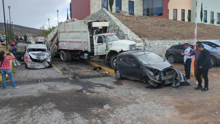 Imagen: Video: Camión de basura se estrella con 5 autos en San Agustín Tlaxiaca