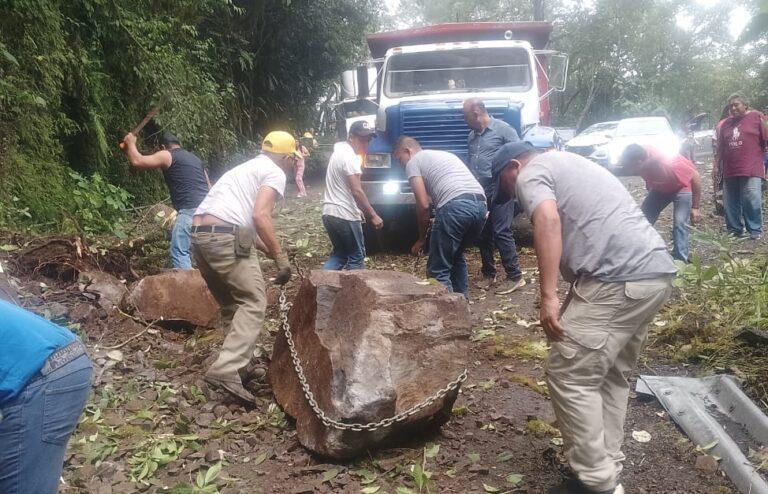 Imagen: Se deslizan piedras en la carretera México-Tempoal