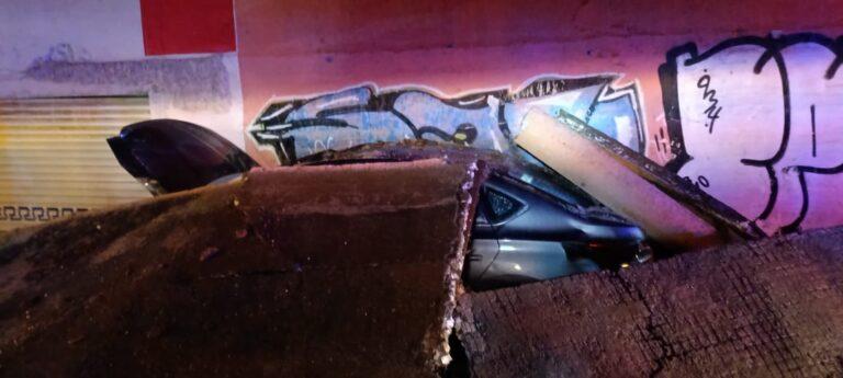 Imagen: Quedó atrapado bajo estructura, tras impactarla con su auto en la Pachuca-Sahagún