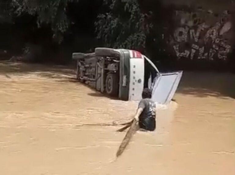 Imagen: Cae camioneta a río Tepeji, 3 lesionados 