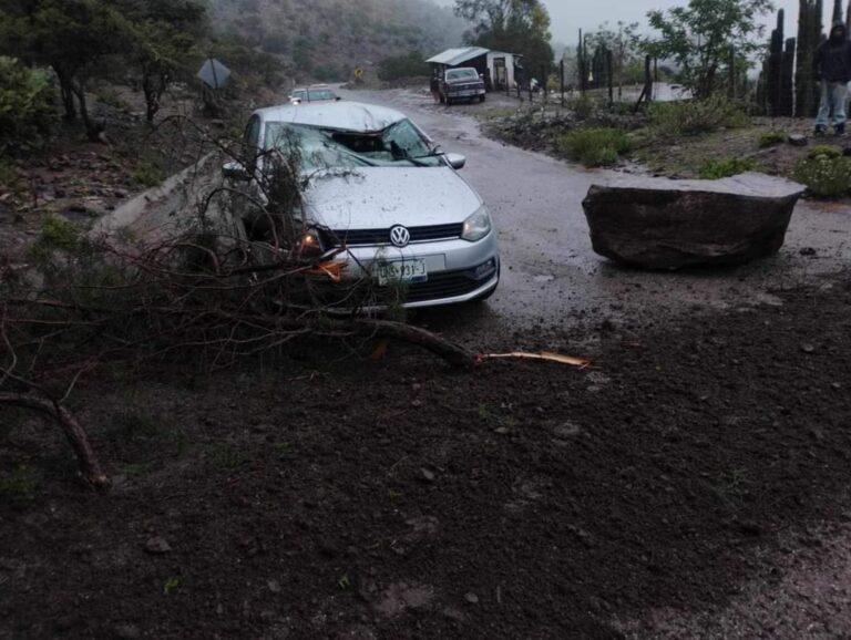 Imagen: Roca gigante destruye auto en Pacula