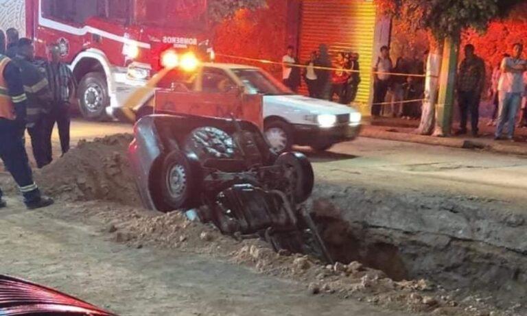 Imagen: Cae vehículo a zanja de drenaje en centro de Tula