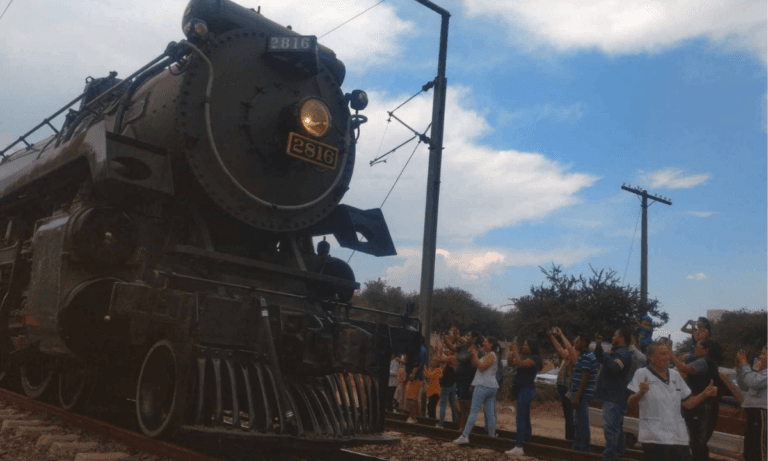 Imagen: ¡Hecho histórico! Locomotora 2816 pasa por municipios de Hidalgo