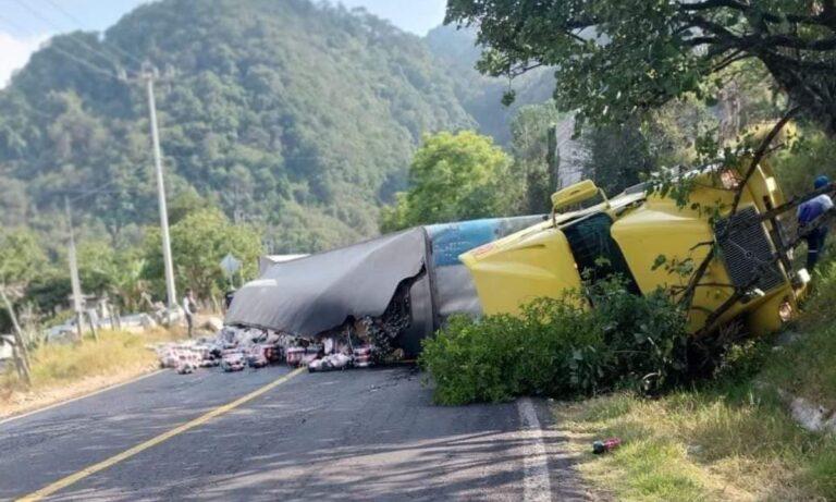 Imagen: Volcadura de camión de carga cierra la carretera en Xochicoatlán