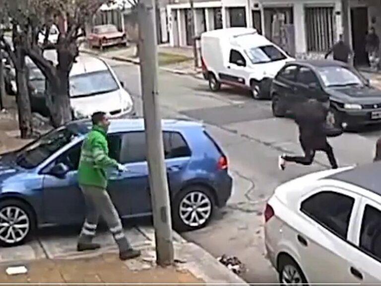 Imagen: Barrendero frustra robo de auto con su escoba