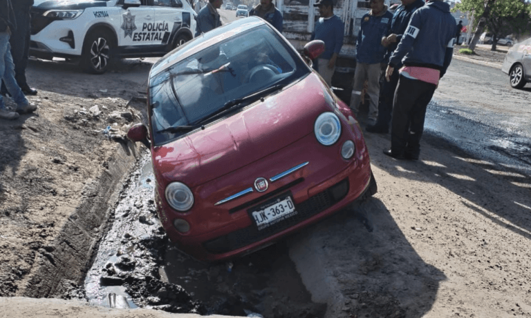 Imagen: Auto cayó a cuneta sobre el bulevar Del Minero, en Pachuca