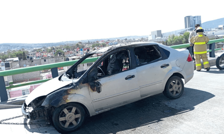 Imagen: Se incendia auto sobre el puente vehicular de Pachuca