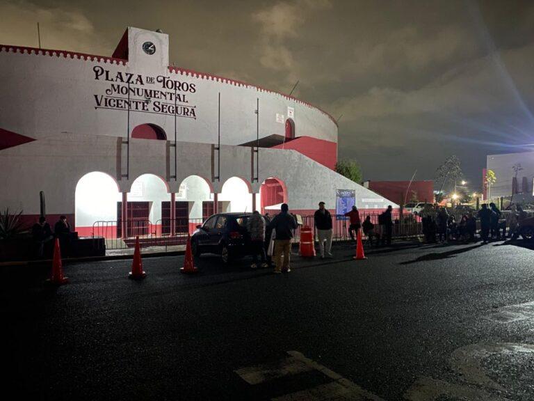 Imagen: Comienzan a hacer fila en la Plaza de Toros para boletos del palenque de la Feria de Pachuca