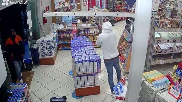 Imagen: Ejecutan a cajera de farmacia durante asalto