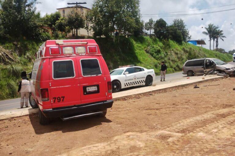 Imagen: Camioneta sale del camino y cae en canaleta, en la vía federal México-Tuxpan