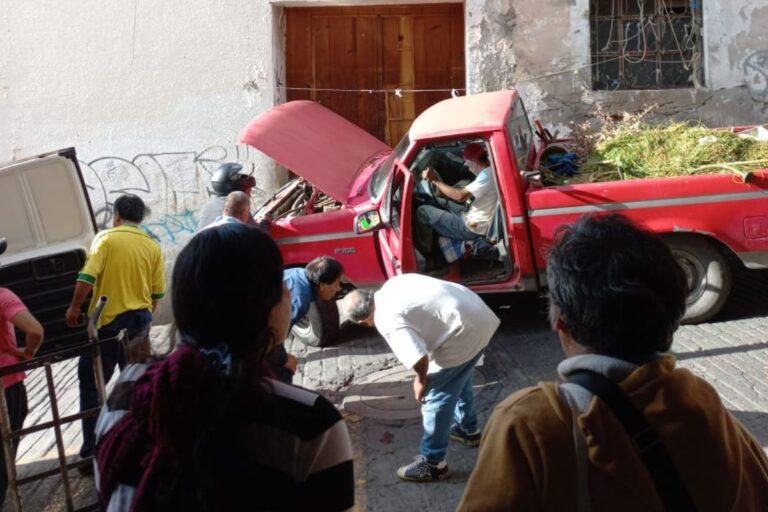 Imagen: Camioneta sin frenos impacta contra muro en el centro de Pachuca