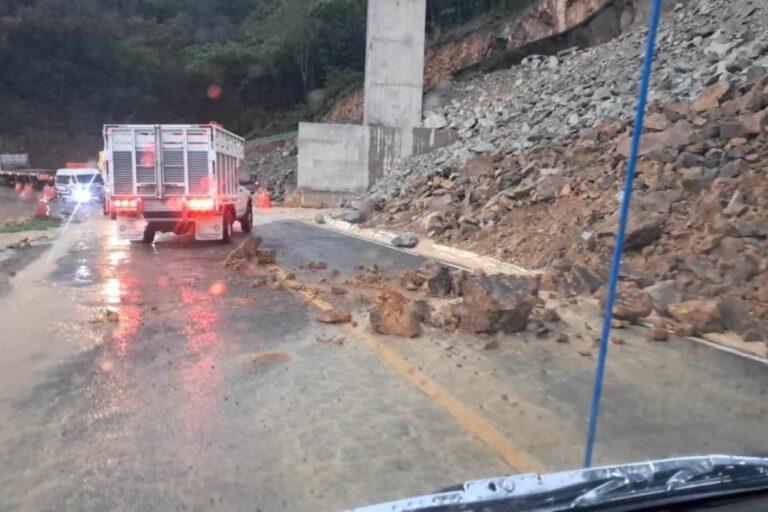 Imagen: Fuertes lluvias causan caída de piedras y árboles en Pachuca y Real del Monte