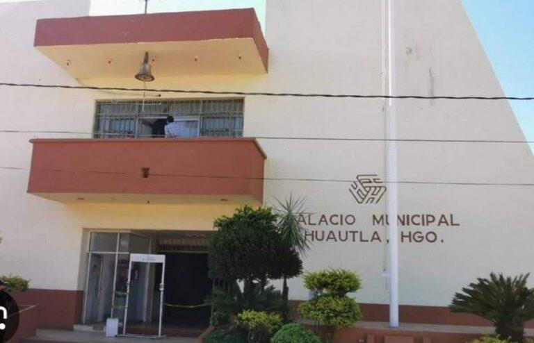 Imagen: Vecinos retienen al alcalde de Huautla