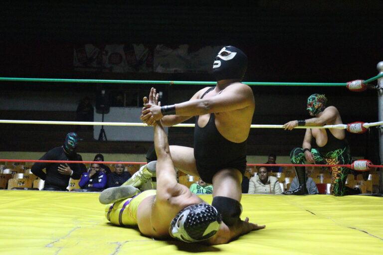 Imagen: Luchan la experiencia y juventud, en cartel dominical de la arena Afición 