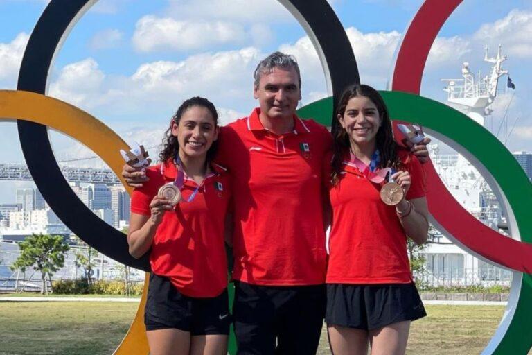 Imagen: El hidalguense Iván Bautista dirige a Ale y Gaby a la plataforma de 10 mts en los Juegos Olímpicos
